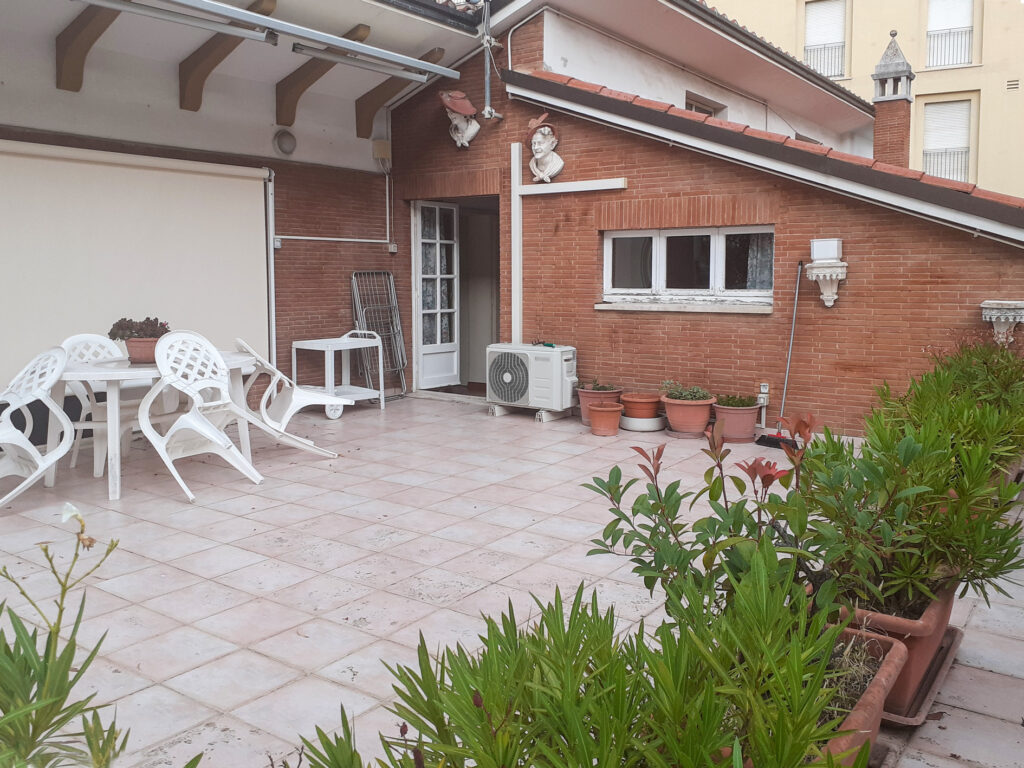 foto del balcone della casa in via Foscolo, Macerata