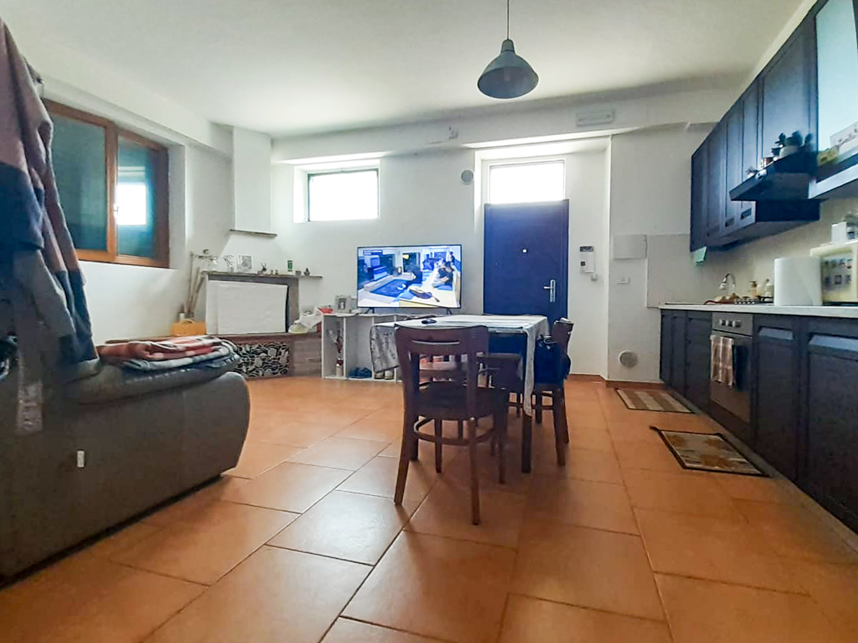 Scopri di più sull'articolo Appartamento ristrutturato e finemente arredato, con ingresso indipendente, posto auto e giardino